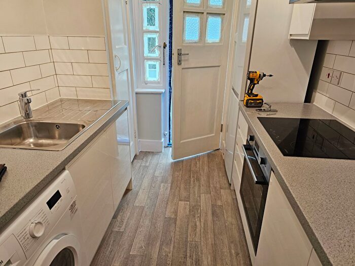 2 Bedroom Flat To Rent In Lancaster Avenue, London, SE27