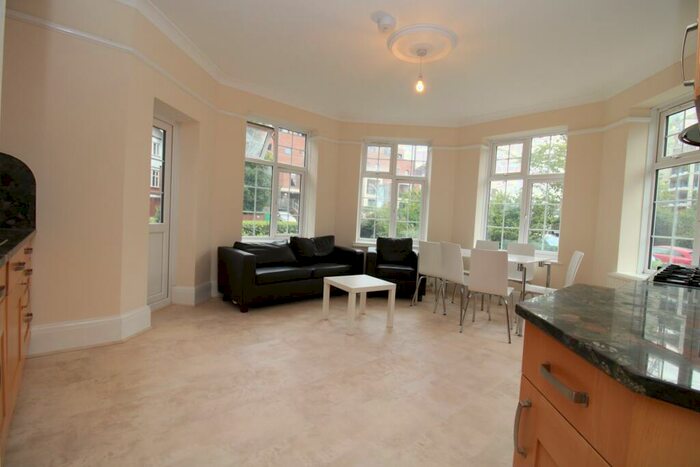 4 Bedroom Flat To Rent In Moreland Court, Finchley Road, Childs Hill, NW2