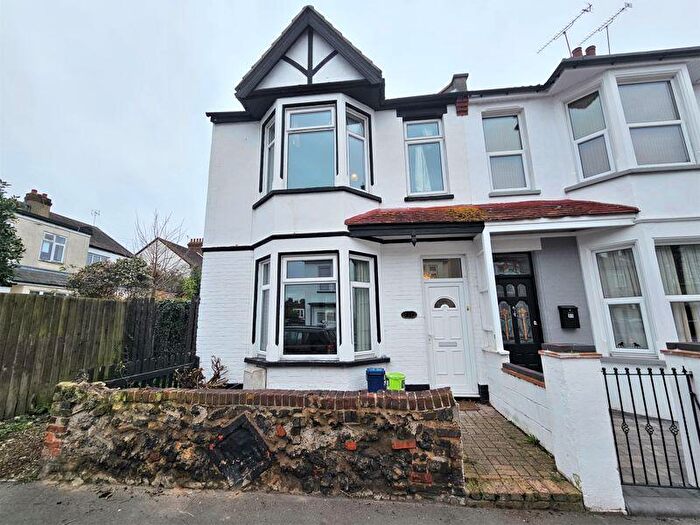 3 Bedroom End Of Terrace House For Sale In Southview Drive, Westcliff-On-Sea, SS0