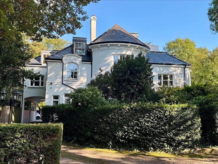 3 Bedroom Flat To Rent In West Hill, Harrow, HA2