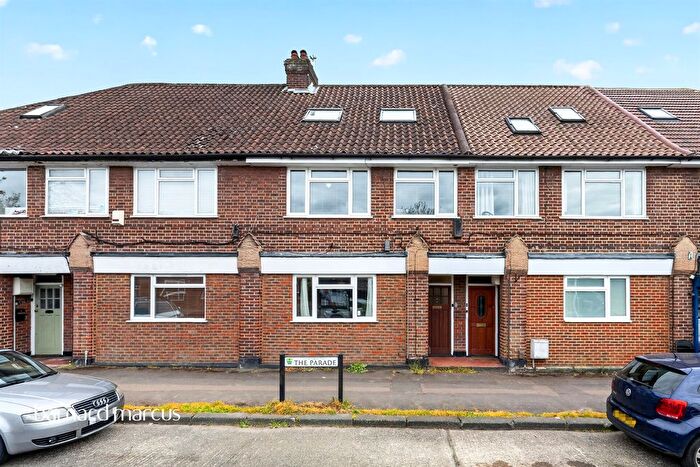 1 Bedroom Flat For Sale In The Parade, Spa Drive, Epsom, KT18