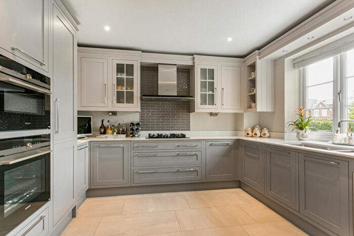 2 Bedroom Flat For Sale In Kingswood, Ascot, SL5