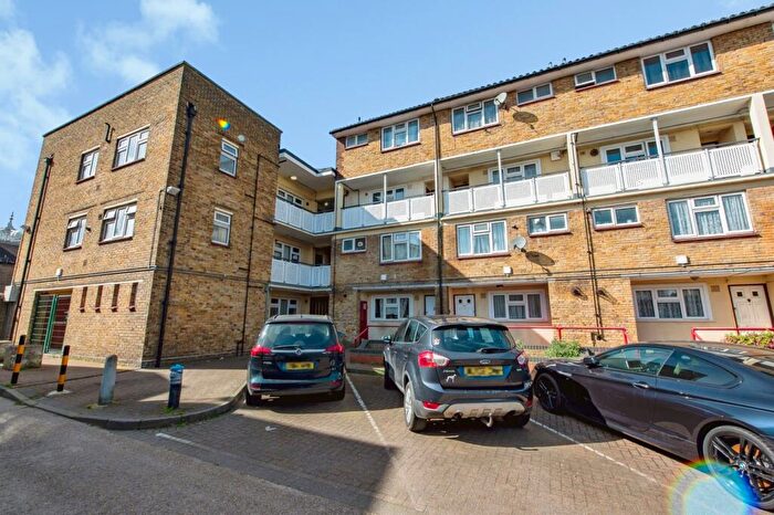 3 Bedroom Maisonette For Sale In Park Place, Gravesend, Kent, DA12