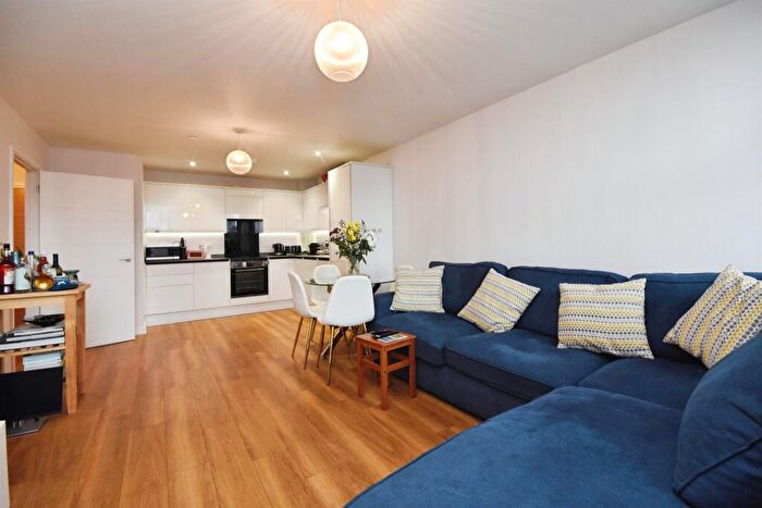 1 Bedroom Flat For Sale In Ingrave Road, Brentwood, CM15