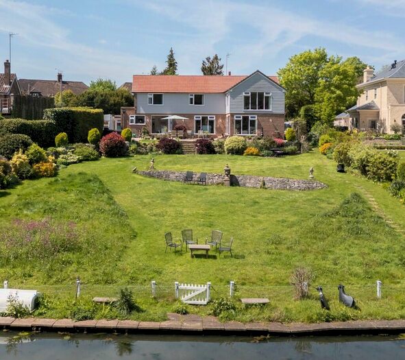 4 Bedroom Detached House For Sale In The Street, Betchworth, RH3