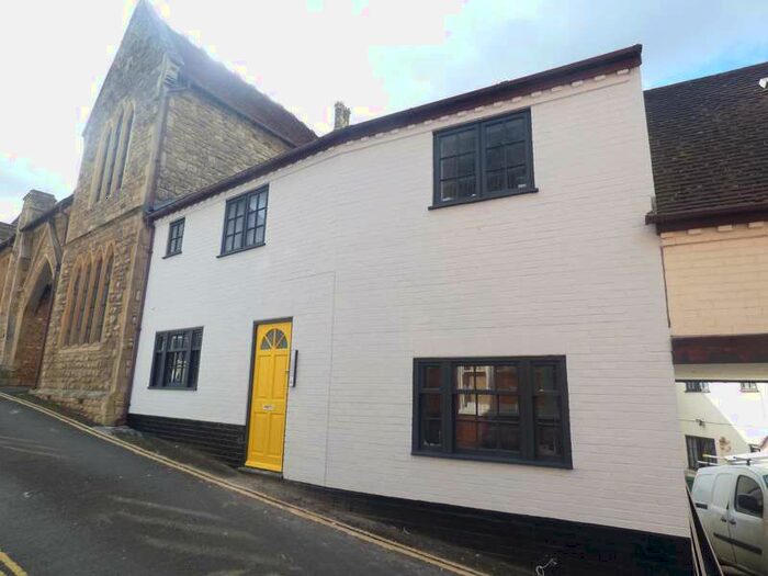 1 Bedroom Studio Flat To Rent In St Rumbolds, Buckingham, MK18