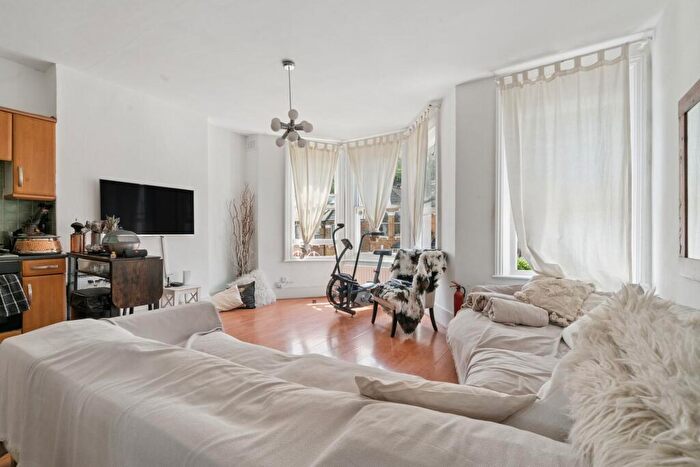2 Bedroom Flat For Sale In Sandrock Road, London, SE13