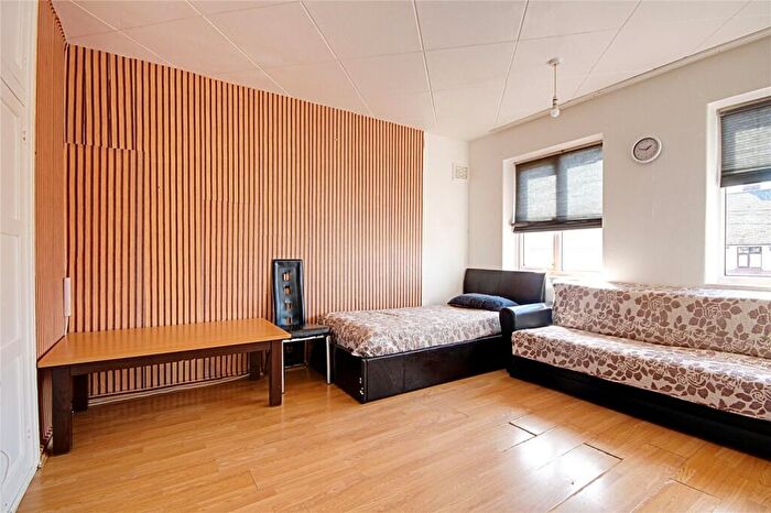 1 Bedroom Semi Detached House To Rent In St. Martins Close, Enfield, EN1