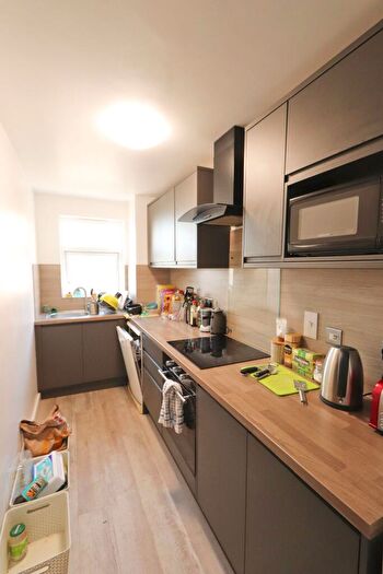 3 Bedroom Flat To Rent In Richmond Court, Richmond Dale, Bristol, BS8