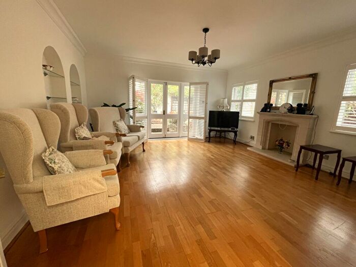 2 Bedroom Flat To Rent In Southgate Road, Islington, London, N1