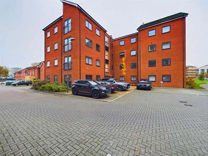 2 Bedroom Flat For Sale In Boldison Close, Aylesbury, Buckinghamshire, HP19