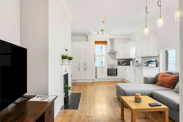 3 Bedroom Flat To Rent In Holmleigh Road, London, N16