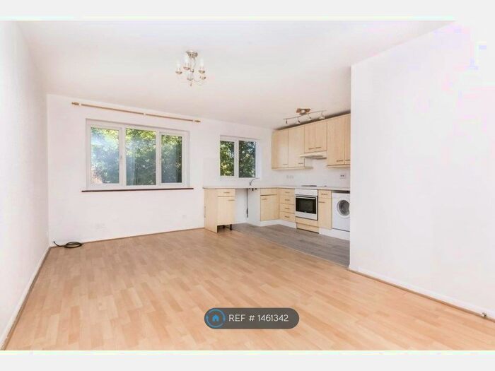 2 Bedroom Flat To Rent In Scotts Avenue, Sunbury-On-Thames, TW16