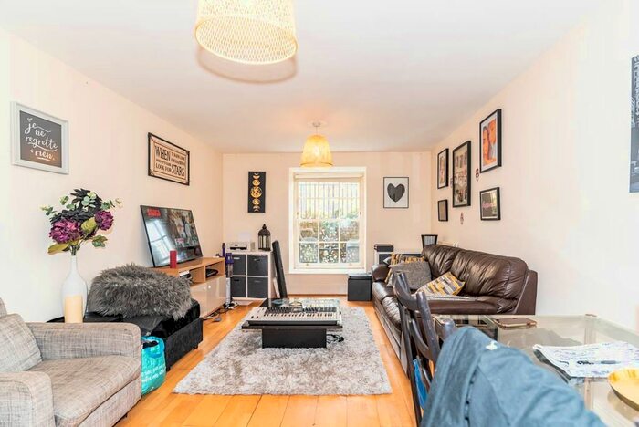 1 Bedroom Flat To Rent In Princess Park Manor, Royal Drive, London, N11