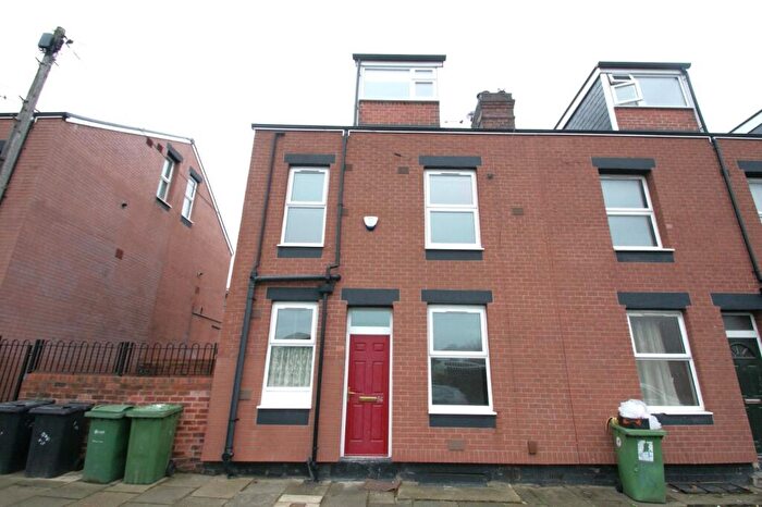 2 Bedroom House To Rent In Copperfield Mount, Leeds, West Yorkshire, LS9