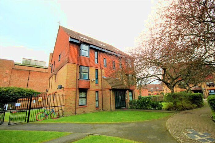 Studio To Rent In Coopers Close, Stepney Green, E1