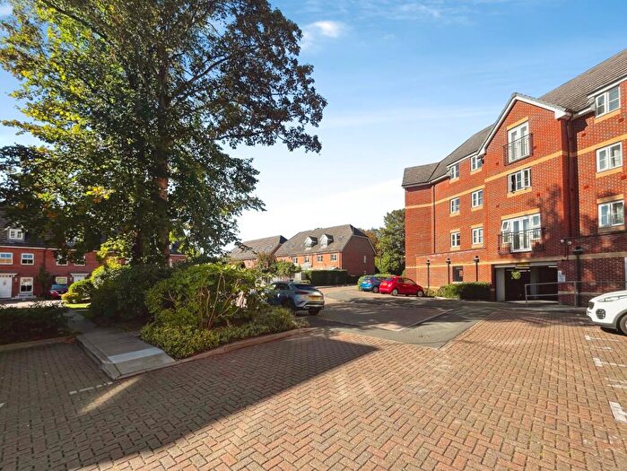 2 Bedroom Apartment For Sale In Eaton Avenue, Slough, Berkshire, SL1