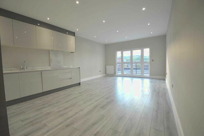 2 Bedroom Flat To Rent In High Street, Dorking, RH4