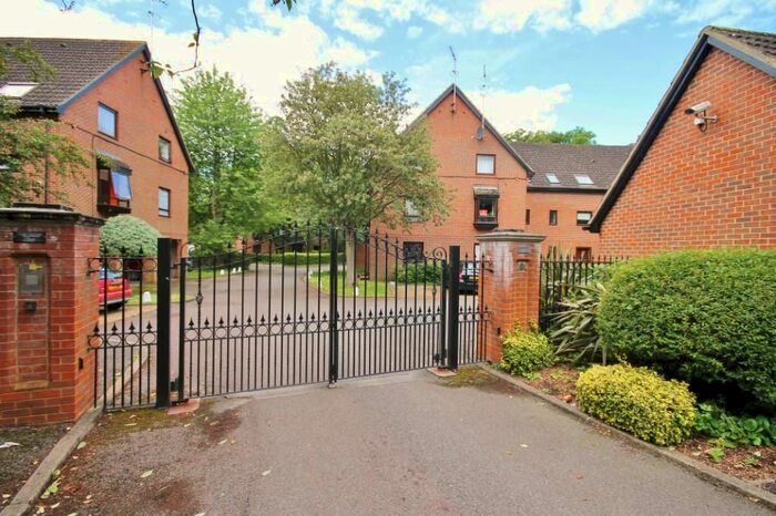 1 Bedroom Flat To Rent In The Oaks, Moormede Crescent, Staines-Upon-Thames, Surrey, TW18