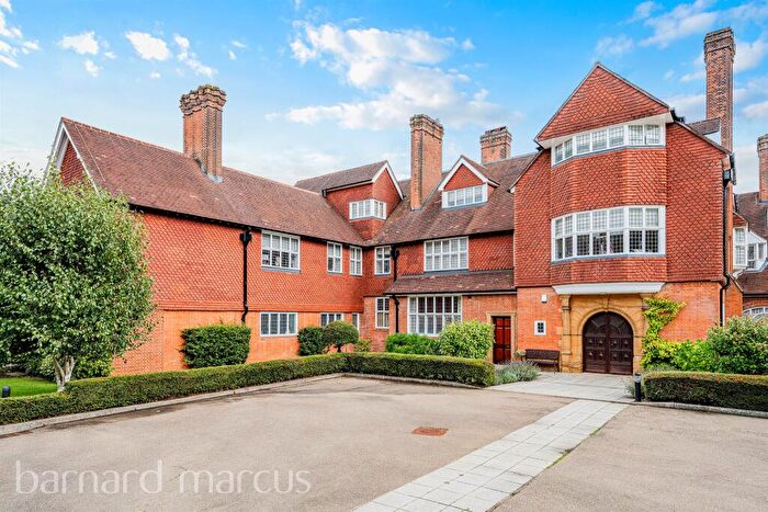 2 Bedroom Flat For Sale In Elizabeth Drive, Banstead, SM7