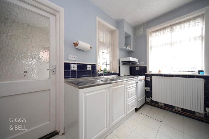4 Bedroom Detached House For Sale In Montrose Avenue, Luton, Bedfordshire, LU3
