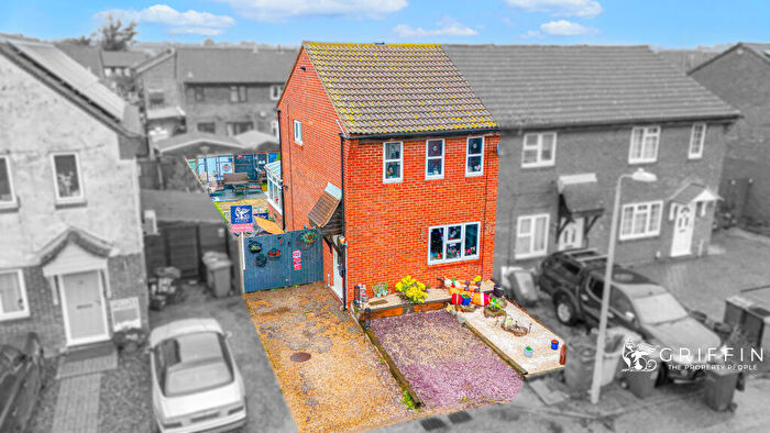 3 Bedroom End Of Terrace House For Sale In Dryden Place, Tilbury, RM18