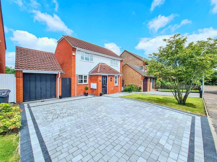3 Bedroom Detached House For Sale In Aldham Gardens, Rayleigh, SS6