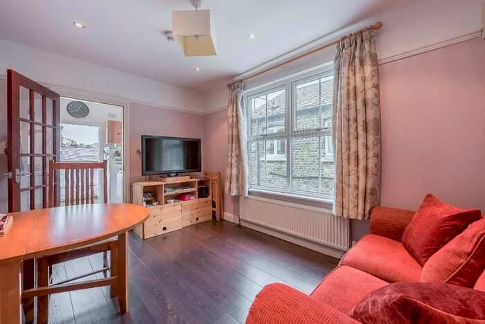 2 Bedroom Flat To Rent In Queenstown Road, London, SW8