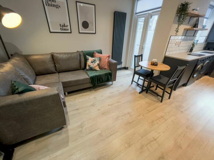 4 Bedroom House To Rent In Saxony Road, L7