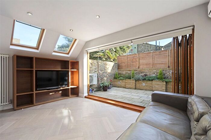 2 Bedroom Flat To Rent In Percy Road, London, W12