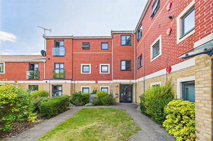 2 Bedroom Flat For Sale In Robinhood Lane, Winnersh, Wokingham, Berkshire, RG41