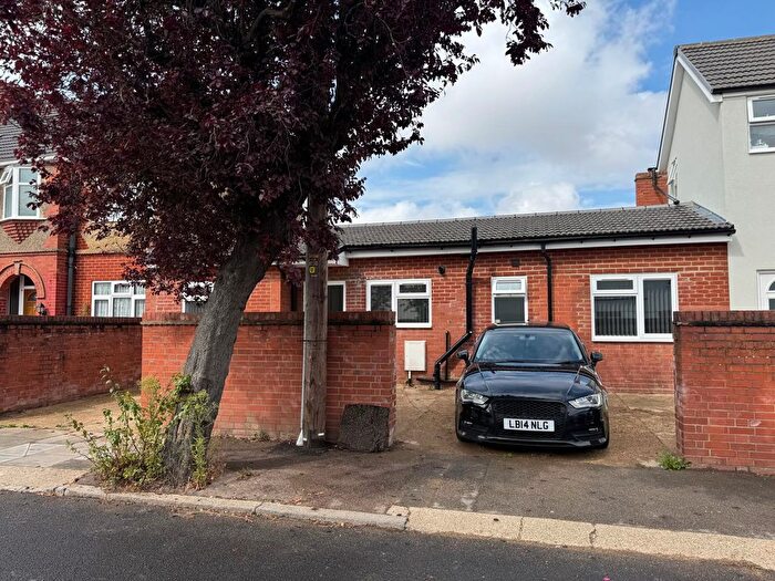 2 Bedroom Flat To Rent In Fountains Road, Luton, LU3