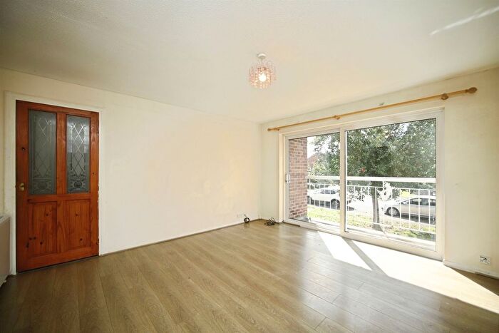 2 Bedroom Flat For Sale In Bacon Drive, Taunton, TA1