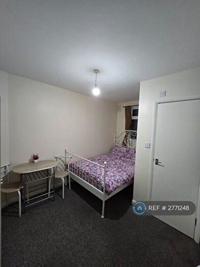 Studio To Rent In Berkshire Gardens, London, N13