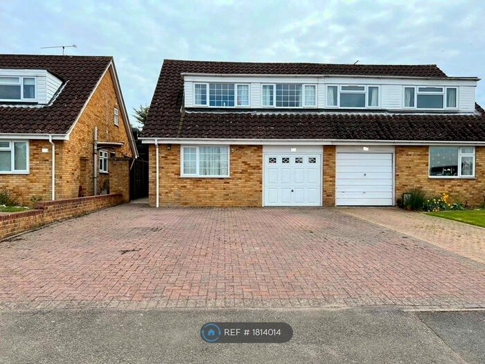 4 Bedroom Semi-Detached House To Rent In Telford Crescent, Reading, RG5