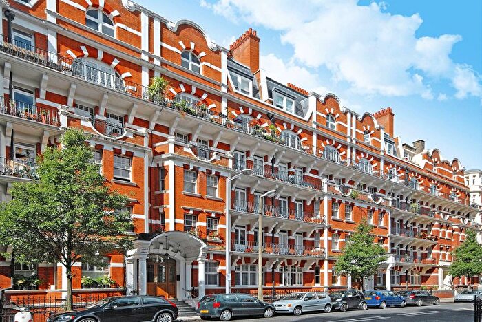 2 Bedroom Flat For Sale In Drayton Court, Chelsea, London, SW10