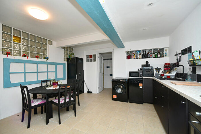 2 Bedroom Flat For Sale In Clarence Square, Brighton, BN1