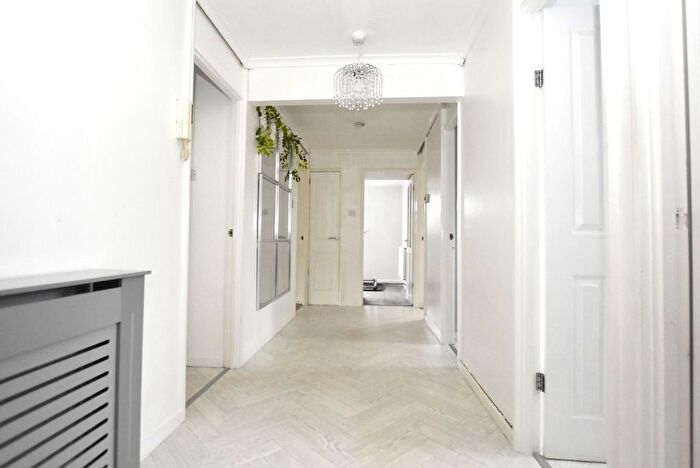 2 Bedroom Flat To Rent In Firth Court, Church Walk, New Whittington, Chesterfield, S43