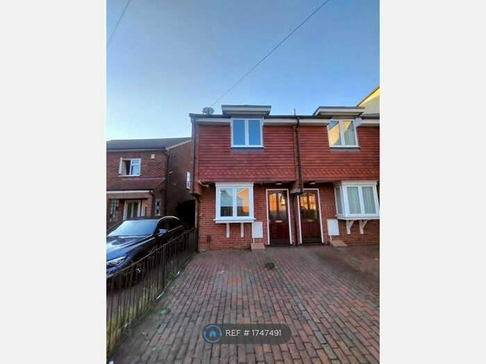 1 Bedroom Semi-Detached House To Rent In Colne Road, Twickenham, TW2