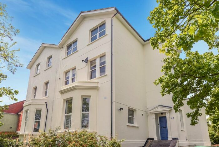 3 Bedroom Flat To Rent In Lawrie Park Road, London, SE26