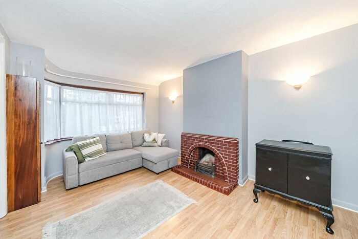 2 Bedroom Flat To Rent In Cavendish Avenue, London, W13