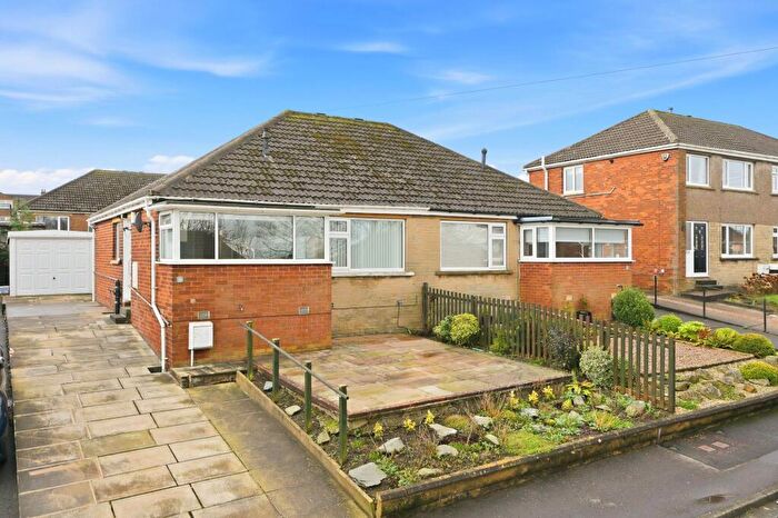 2 Bedroom Semi-Detached Bungalow For Sale In Chiltern Avenue, Huddersfield, HD3