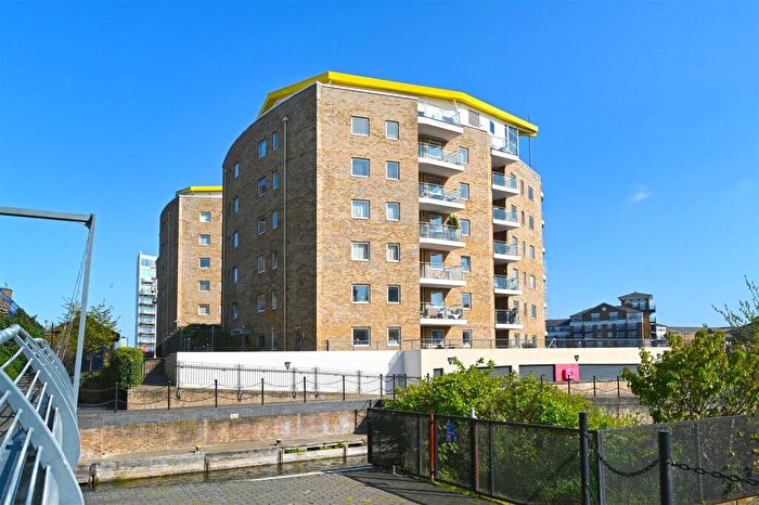 2 Bedroom Apartment To Rent In Basin Approach, Limehouse, E14