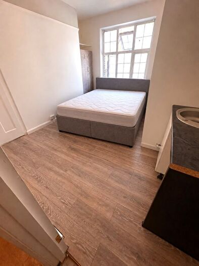 Studio To Rent In Camberwell Road, London, SE5