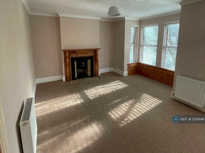 1 Bedroom Flat To Rent In Hollingbury Park Avenue, Brighton, BN1