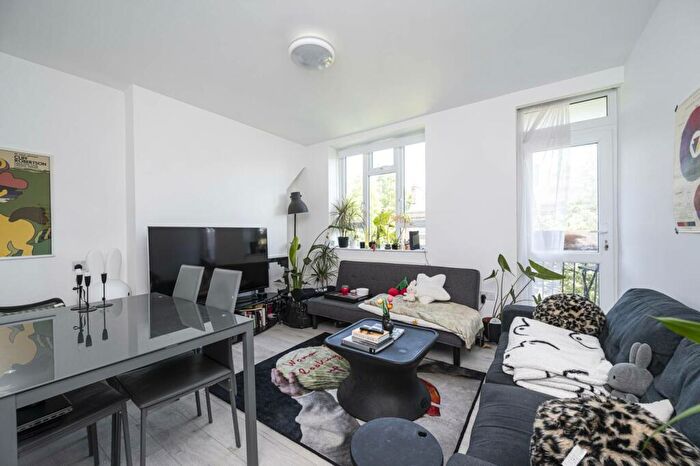 2 Bedroom Flat To Rent In Whiston Road, Bethnal Green, London, E2