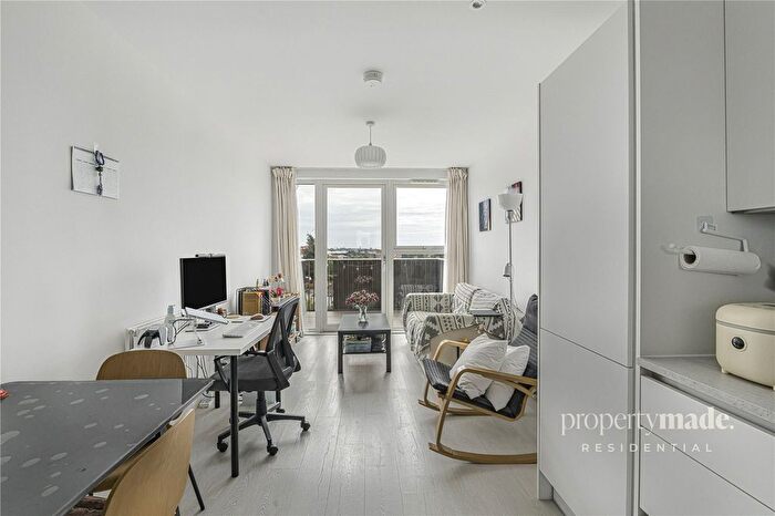 1 Bedroom Flat To Rent In Wryneck Apartments, , Perryfield Way, Hendon Waterside, London, NW9