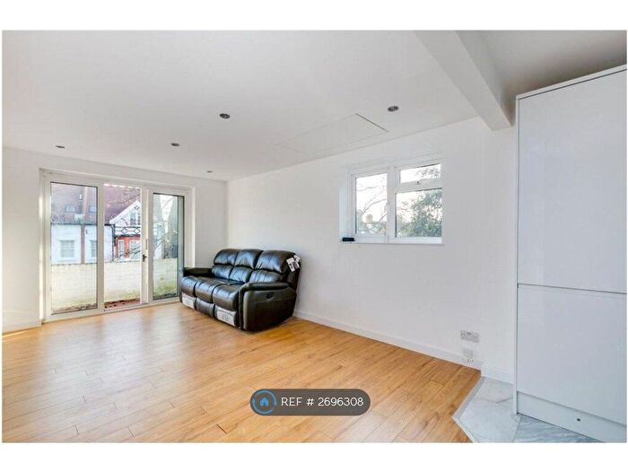 2 Bedroom Flat To Rent In The Hermitage, Barnes, SW13