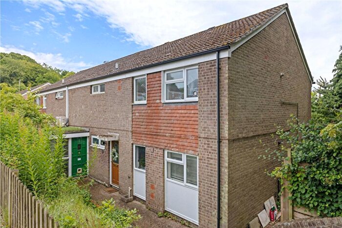 2 Bedroom Flat For Sale In Rackfield, Haslemere, GU27