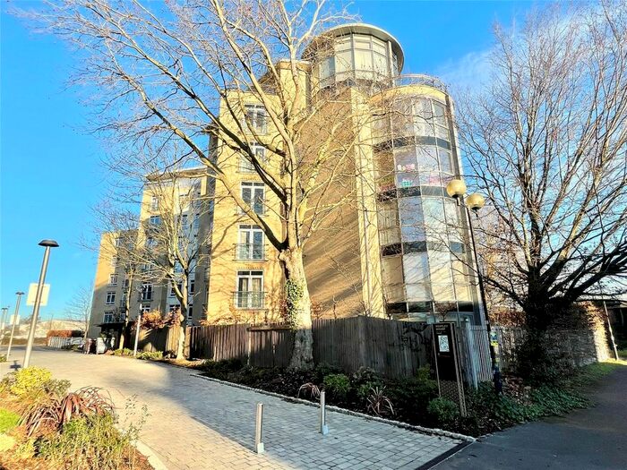 2 Bedroom Flat To Rent In Kenavon Drive, Reading, Berkshire, RG1